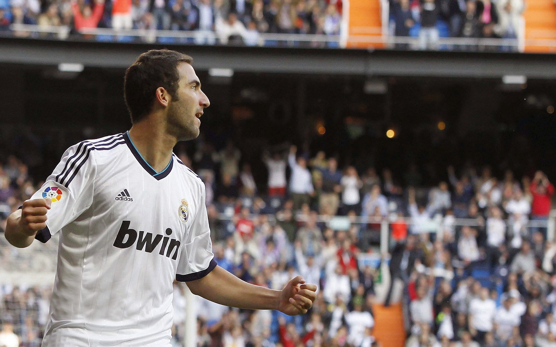 班凯罗季前赛狂轰31+10，雄鹿轻取上海展现冠军底蕴